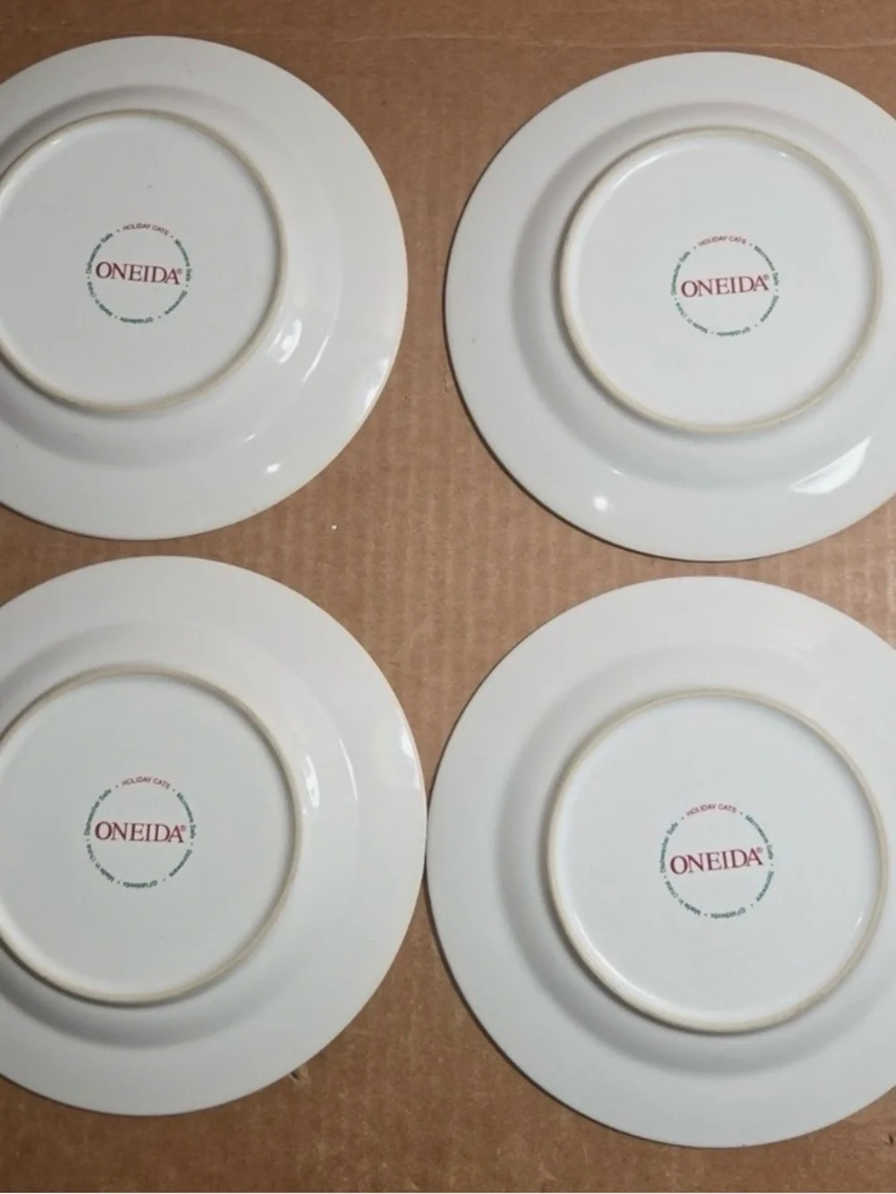 4 Oneida Holiday Cats Stoneware Plates. Winter. Original box and packaging.